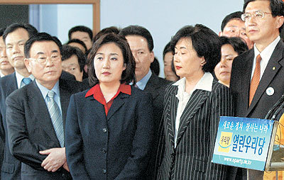 열린우리당의 정동영 의장이 12일 밤 선대위원장과 비례대표 후보직 사퇴를 발표하는 동안 남궁석 의원, 박영선 선대위 대변인, 김명자 신기남 공동선대본부장(앞줄 왼쪽부터) 등 당직자들이 침통한 표정을 짓고 있다.[전영한기자 scoopjyh@donga.com]