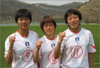 “만리장성은 우리가 뚫는다.” 한국 여자올림픽축구대표팀의 ‘삼총사’ 박은정 이장미 차연희(왼쪽부터)가 훈련장인 파주 국가대표팀트레이닝센터에서 파이팅을 외치고 있다. -파주=양종구기자