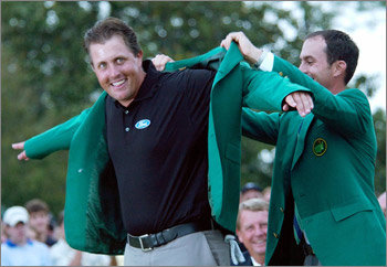 ‘늘 그린재킷만 입고 다니고 싶어요.’ 필 미켈슨(왼쪽)이 마스터스 우승자에게 수여되는 그린재킷을 입은 채로 잠들었다고 고백했다. 12일 마스터스 우승 후 지난해 챔피언 마이크 위어의 도움을 받아 그린재킷을 입고 있는 미켈슨. 동아일보 자료사진