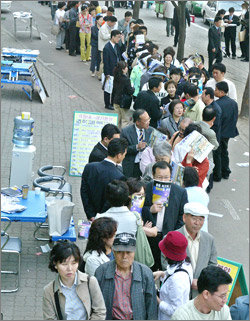 식지 않는 투자 열풍주상복합 청약 열기가 서울 용산구 ‘시티파크’에서 경기 부천시 중동으로 이어지고 있다. 14일 중동 LG백화점 맞은편에 마련된 ‘부천 두산 위브 더 스테이트’ 모델하우스 앞에는 수요자들의 줄이 1km나 됐다. 권주훈기자