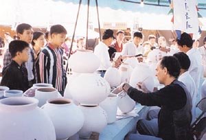이천 세계 도자 비엔날레 축제에서 각종 도자기를 빚고 있는 모습. 동아일보 자료사진