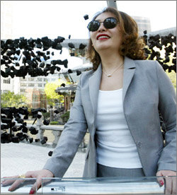 MBC 드라마 ‘불새’의 이유진 작가. 미인으로 알려진 그는 “작가가 얼굴이 알려지면 안좋다”며 사진 촬영 도중 선글래스를 벗으려 하지 않았다. 박주일기자