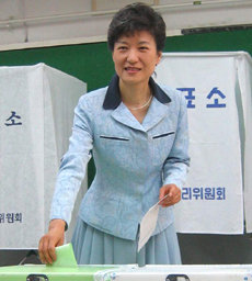 한나라당 박근혜 대표는 15일 오전 7시경 자신의 지역구인 대구 달성군의 화원읍 화원고등학교에 마련된 제8투표소에서 투표했다. -국회사진기자단