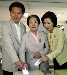 열린우리당 정동영 의장(왼쪽)이 15일 오전 어머니 이형오씨, 부인 민혜경씨와 함께 서울 서초구 서초3동 신중초등학교에 마련된 투표소에서 투표하고 있다.  -국회사진기자단