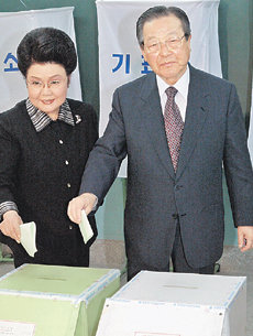 자민련 김종필 총재가 15일 오전 부인 박영옥씨와 함께 서울 중구 신당4동 제1투표소에서 투표하고 있다.   -국회사진기자단
