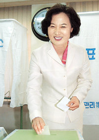 민주당 추미애 선대위원장이 15일 오전 서울 광진구 구의3동 프라임아파트 관리사무소에 마련된 투표소에서 투표하고 있다.  -국회사진기자단