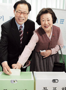 민주노동당 권영길 대표가 15일 오전 부인 강지연씨와 함께 경남 창원시 상남동 웅남중학교에 마련된 투표소에서 투표하며 환하게 웃고 있다.  -창원〓연합