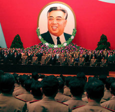 북한은 15일 김일성 주석의 92회 생일을 기념하는 각종 행사를 평양을 비롯해 전국 각지에서 열었다. 태양절로 불리는 김 주석의 생일은 북한의 최대 경축일이다.  -AP 연합