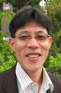 처음으로 선거권을 행사한 조선족 귀화인 최강씨.  -손택균기자