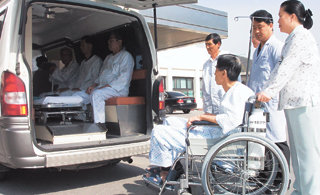 15일 강원 태백시 태백중앙병원에서 입원 치료 중인 진폐증 환자들이 투표소로 가기 위해 간호사들의 부축을 받으며 차에 오르고 있다.  -연합