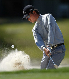 벙커 탈출나상욱이 16일 열린 미국프로골프(PGA) 투어 MCI헤리티지 1라운드에서 벙커를 탈출하고 있다. 나상욱은 이번 대회에서 시즌 두 번째 톱10에 도전한다. 사진제공 코오롱엘로드