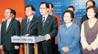 민주노동당 권영길 대표(왼쪽에서 세번째)는 16일 서울 여의도 당사에서 당선 감사 기자회견을 갖고 정치 경제 사회분야의 개혁 의지를 밝혔다.  -안철민기자