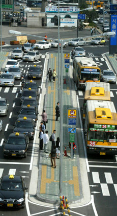 서울역 앞에 조성된 차량별 환승 정류장. 대중교통과 철도를 이용하기에 한결 편리해졌다는 것이 시민들의 반응이다. -권주훈기자