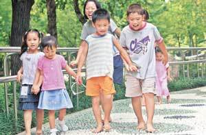 아이들이 공원의 지압보도를 걷고 있다. 맨발로 지압보도를 걸으면 혈액순환 개선 효과는 있지만 발바닥 신경이 손상될 우려가 있다. 동아일보 자료사진