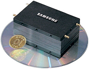 삼성종합기술원이 최근 개발한 노트북용 연료전지. 메탄올 100cc를 넣으면 10시간 동안 전원 없이 노트북이 작동한다. 수년 내에 PDA에 장착해 동영상을 마음껏 즐길 수 있는 연료전지가 개발될 전망이다.  -사진제공 삼성종합기술원