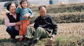 앞 못 보는 몸으로 4남매를 훌륭히 키워낸 지인자씨(왼쪽)와 박흥식씨 부부가 손자 은진(가운데)의 재롱에 즐거워하고 있다.  -사진제공 정한PNP