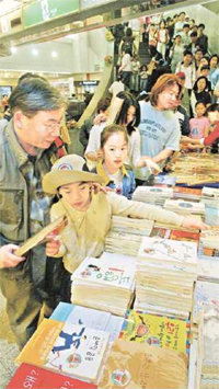 ‘책과 장미의 축제’ 참가자들이 18일 서울 교보문고 광화문점에 길게 줄지어 서 있다. 교보문고는 이날 행사를 위해 한국출판인회의에서 기증한 책 5000권을 준비했지만 오후 6시경 모두 동났다.  -석동율 기자