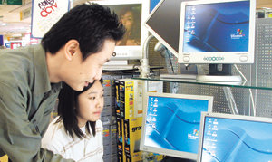 서울 광진구 구의동에 있는 복합전자유통센터 테크노마트 매장에서 홈네트워크용 컴퓨터를 고르고 있는 소비자들. 사진제공 테크노마트