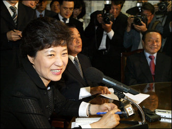 19일 오전 한나라당 여의도 신당사에서 박근혜대표 주재로 총선 후 첫 상임운영위원회의를 갖고 있다.[연합]