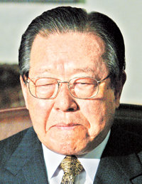 1961년 5·16군사쿠데타로 정치 무대에 등장한 김종필 전 자민련 총재가 4·19혁명 44주년인 19일 정계 은퇴를 선언했다.  -서영수기자
