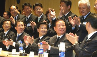 열린우리당은 4·19혁명 44주년인 19일 서울 용산구 효창동 효창공원 내 백범기념관에서 당선자대회를 열었다. 서울지역 출신 당선자 30여명이 지도부(앞줄) 뒤 단상을 가득 메우고 있다.  -김경제기자