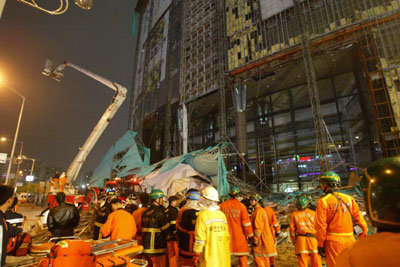 공사 중이던 철골구조물이 무너져 내려 많은 인명 피해를 낸 경기 부천시 원미구 중동 LG백화점 사고현장에서 소방대원들이 중장비를 동원해 구조물에 매몰된 인부와 행인들을 찾고 있다. 부천=연합