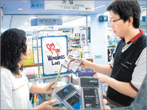 복합전자유통센터인 테크노마트의 네트워크 전문 매장에서 한 소비자가 인터넷 공유기 제품을 고르고 있다. 사진제공 테크노마트