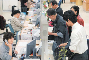 20일 강남구가 주택거래 실거래가 신고제 후보지역으로 지정되면서 매매계약서 검인을 받기위해 찾아오는 사람들로 분주해진 강남구청 지적과. 강병기기자