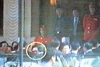 카메라에 잡힌 김정일베이징을 방문 중인 김정일 국방위원장이 20일 수행원들과 함께 톈안먼 광장 인근의 오리고기 전문점 취안취더에서 점심 식사를 했다. 식사 후 식당에서 나오는 모습이 KBS방송 카메라에 잡혔다. KBS TV 촬영