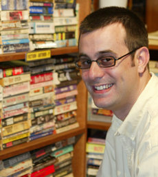 직접 자재를 사다가 선반을 짜며 꾸민 서점에서 하루의 대부분을 보낸다는 크리스 치아베타는 “서점 사업에 성공하자 아이디어를 달라는 친구들이 많아졌다”고 말했다.  -전영한기자