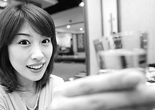 일본 신슈TV의 아나운서 다무라 가오리는 한국 소주가 한류 열풍을 타고 일본의 젊은이들 사이에서 인기 있는 술로 자리 잡았다고 말했다.   -박주일기자