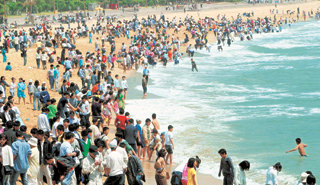 20일 부산의 낮 최고기온이 25도까지 올라가자 시민과 학생들이 해운대해수욕장을 찾아 물놀이를 하며 더위를 식히고 있다. 이날 대구의 낮 최고기온은 27.4도까지 올라갔다.  -부산=뉴시스