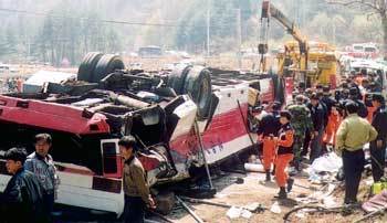 버스천장 종잇장처럼…20일 동원예비군을 태우고 강원 인제군 고갯길을 달리던 버스가 길 옆 언덕 아래로 굴러 형체를 알아볼 수 없을 정도로 부서졌다. 소방대원들이 긴급 구조에 나섰으나 3명이 숨지고 27명이 다쳤다. 사진제공 강원일보