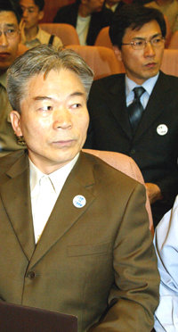 20일 헌법재판소에서 열린 노무현 대통령 탄핵심판 사건에 대한 4차 공개변론에 증인으로 출석한 최도술씨(앞)와 안희정씨(뒤)가 소추위원 쪽을 바라보고 있다.   -사진공동취재단