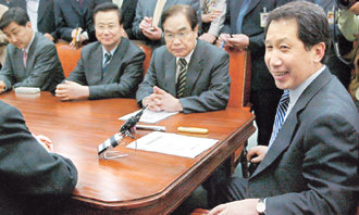 열린우리당 김근태 원내대표(오른쪽)가 20일 오후 국회에서 당 원내대표단 회의를 주재하며 활짝 웃고 있다. 이날 회의에서는 ‘일하는 국회 준비위원회’를 구성키로 하는 등 국회개혁 방안이 집중 논의됐다. -김경제기자