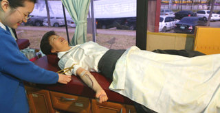 한나라당 박근혜 대표(누워 있는 사람) 등 국회의원 당선자와 당직자들이 20일 오전 서울 여의도 천막당사 앞 적십자 헌혈차에서 일제히 헌혈을 했다. 한나라당은 이날 당선자대회를 열고 ‘작은 것부터 실천하는 민생 챙기기’에 나서기로 했다.   -국회사진기자단