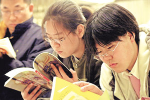 논술고사를 잘 치르려면 먼저 지원하려는 대학의 기출문제를 잘 풀어보고 유형을 파악해야 한다. 서점에서 논술 관련 책을 살펴보는 수험생들. 동아일보 자료사진