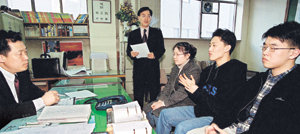 면접을 준비할 때는 거울이나 캠코더를 이용해 자신의 말하는 모습을 점검하는 것이 좋다. 학원에서 면접 실전연습을 하는 수험생들. 동아일보 자료사진