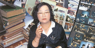 40년간 셔터를 눌러 온 아마추어 사진작가 김행자씨. 그는 “바람처럼 스쳐 가는 우리의 삶을 사진만큼 정직하게 남기는 것은 없다”고 말했다. -마산=연합