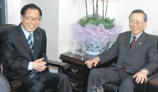 민주노동당 권영길 대표(왼쪽)가 21일 서울 여의도 당사로 방문한 이헌재 경제부총리 겸 재경부장관과 환담을 하고 있다. 이날 권 대표와 이 부총리는 비정규직 문제 등을 놓고 가시 돋친 말을 주고받기도 했다. -국회사진기자단