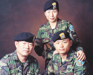 아버지 정낙연 원사(왼쪽)와 아들 정두희 중사(오른쪽), 며느리 김민경 하사.-연합