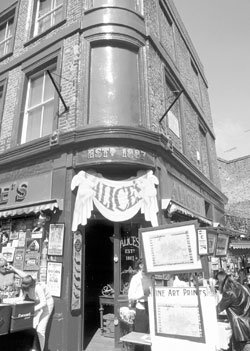 고색창연한 포토벨로 마켓에서도 눈에 띄는 앤티크 상점 앨리스. 설립 된지 벌써 100년이 넘었다. 사진제공 영국관광청