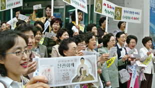 율곡학회와 대한주부클럽연합회 회원 등 수십명이 22일 서울 광화문 일대에서 신권 화폐 모형과 피켓을 들고 새 화폐에 신사임당을 넣어 줄 것을 촉구하는 거리 캠페인을 벌이고 있다.   -권주훈기자