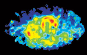 국내에서 개발한 ‘원자외선 우주망원경(FIMS)’이 세계 최초로 관측한 돛자리초신성 전체 잔해의 영상. 섭씨 10만도의 고온에서 탄소로부터 전자가 떨어져 나올 때 발생하는 전자기파를 촬영한 사진이다. 붉은 색을 보일수록 온도가 높고 가스가 많이 분포한다.   -사진제공 한국천문연구원