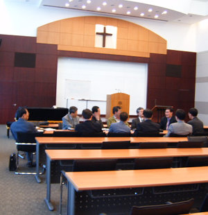 산울교회는 별도의 건물 없이 빌딩 강당을 빌려 예배를 올린다(위). 한 달에 세 번 설교를 맡은 소설가 조성기씨(아래)도 담임 목사가 아니라 전도사로서 평신도와 같이 교회를 운영한다. 조씨는 “신도들이 사막 한가운데 떨어져도 신앙을 지킬 수 있는 역량을 키워주려고 한다”고 말했다.