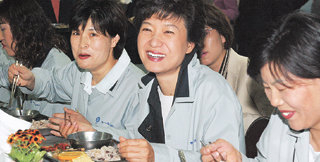 한나라당 박근혜 대표(가운데)가 총선 후 본격적인 민생 챙기기 행보에 나섰다. 박 대표는 22일 인천 남동공단 세일전자 근로자들과 점심을 함께하면서 “근로자가 잘사는 나라가 곧 부강한 나라”라고 말했다.  -서영수기자