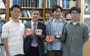 10일 미국에서 열린 제8회 국제 초소형비행체 오래날리기 부문에서 3위를 차지한 윤광준 교수 (왼쪽에서 두번째)등 건국대팀.  -연합