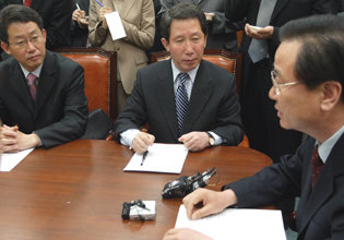열린우리당 김근태 원내대표(가운데)가 23일 오전 국회에서 남북국회회담 추진계획에 관해 논의하고 있다. 배기선 추진단 준비위원장(오른쪽)은 이날 회담 준비상황을 개략적으로 보고했다. -김경제기자