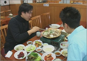 SBS ‘백만불 미스터리’의 황제다이어트 실험에 참가한 20대 김덕래씨(왼쪽)는 1주일 동안 고기만 먹자 혈액의 수분이 빠져 나가 혈액의 점성이 높아지는 병적인 증상을 보였다. 사진제공 SBS