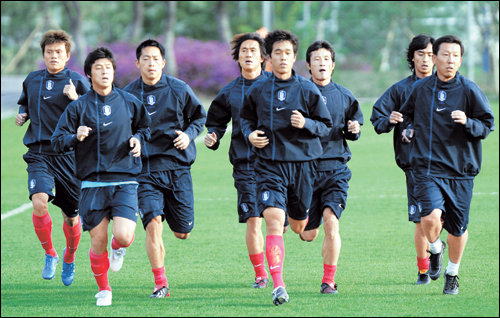 '월드컵 4강의 자존심을 걸고….'25일 파주 축구국가대표트레이닝센터 (NFC)에서 러닝으로 몸을풀고 있는 한국 축구대표팀 선수들. 오랜만에 대표팀에 합류한 주장 유상철(왼쪽에서 네번째)의 모습도  보인다. 파주=박영대 기자